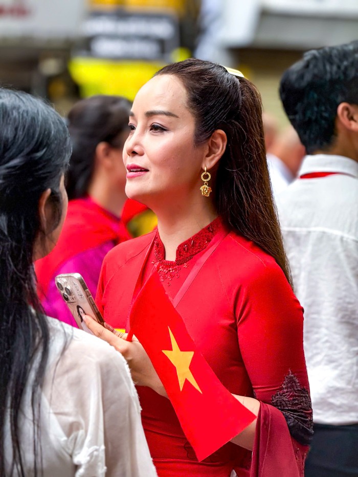 Mai Thu Huyen dien ao dai co do sao vang, hoa vao dong nguoi cho don doan dieu binh.