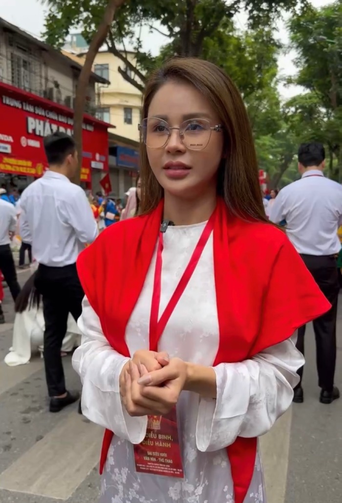 Luong Minh Trang chia se: Mang van hoa bat dau tap luyen tu ngay 12, va hom nay da la ngay 21. Thong thuong, chung toi tap tai Cung Van hoa Huu nghi Viet – Xo, nhung hom qua moi la buoi dau tien toan bo ekip hop luyen tai san van dong My Dinh. Du thoi tiet co phan nang gat hon, nhung moi khi am nhac vang len, tat ca moi nguoi deu no luc het minh, nhu duoc tiep them mot nguon dong luc lon. Khong khi van rat hao hung; neu truoc day moi nguoi chi thay qua nhung doan clip ghi lai khoanh khac nghe si cung co chu, anh chi, cac em nho va nguoi dan tap luyen, thi lan nay co le la co hoi hiem hoi de nghe si va cong chung duoc gan gui, gan ket voi nhau hon bao gio het.