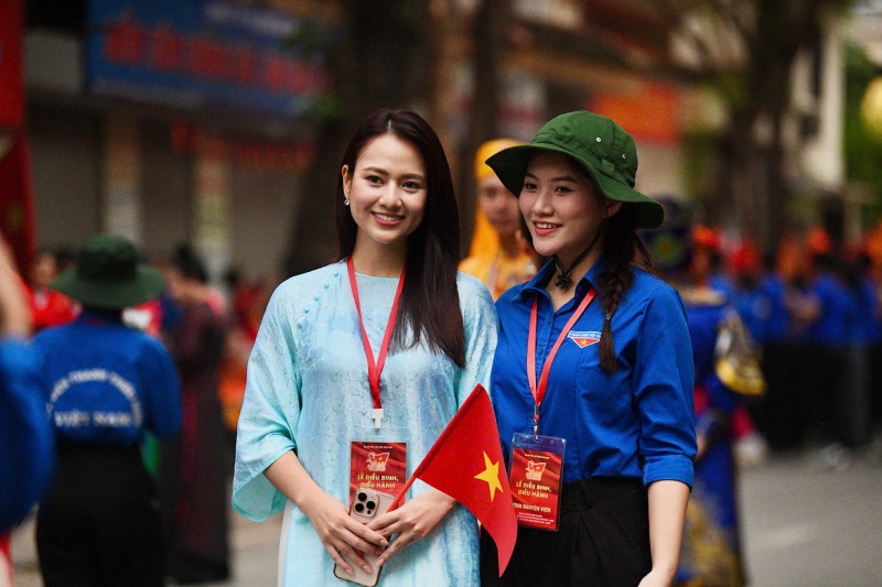 Tat ca deu hoa chung bau khong khi hung khoi, yeu nuoc.