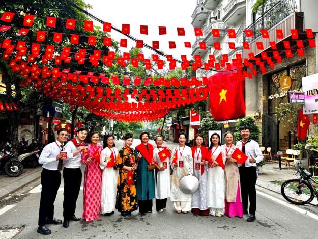 Cac nghe si tap trung tai Quan Thanh, cung nguoi dan hoa vao bau khong khi han hoan, cho xem cuoc tap hop luyen dieu binh, dieu hanh lan thu nhat. 