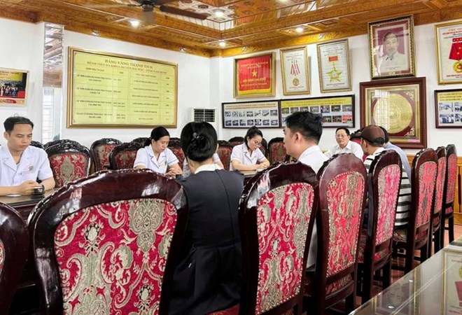 Nhân viên y tế bị tấn công khi đang đón tiếp người bệnh ở Ninh Bình