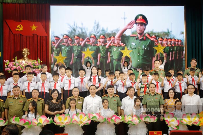 Dien Bien Provincial Police adopted 40 children. Photo: Quang Dat