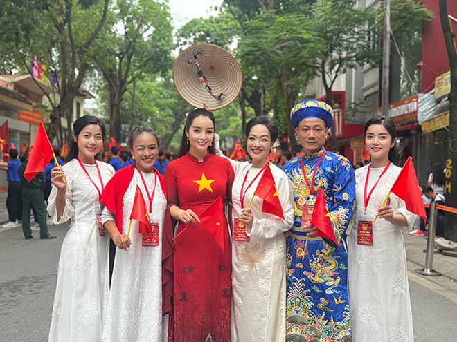 Artists took souvenir photos during the parade and parade on August 21. Photo: Character provided