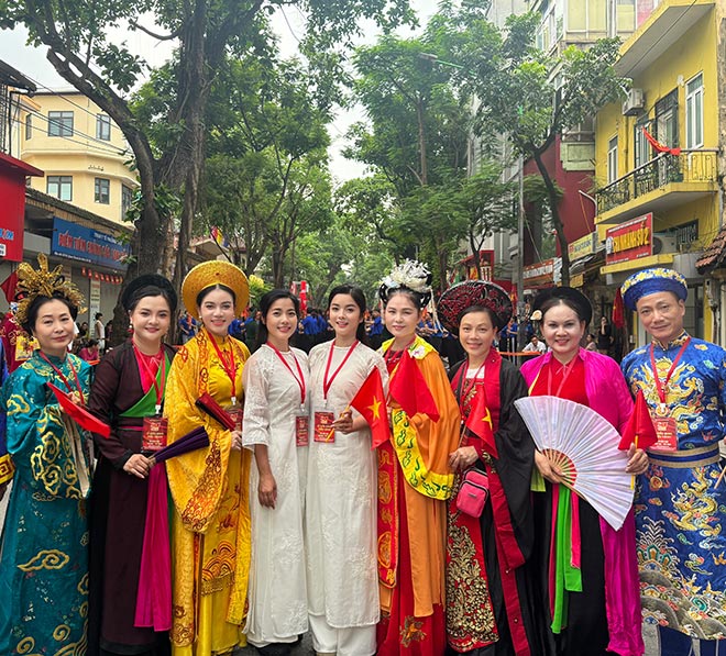 Cac nghe si hao huc chuan bi cho buoi tong hop luyen dieu binh, dieu hanh vao toi 21.8. Anh: Nhan vat cung cap
