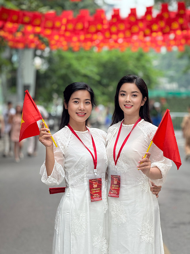 Dien vien Ngo Le Quyen (phai) ben dien vien Dam Hang. Anh: Nhan vat cung cap