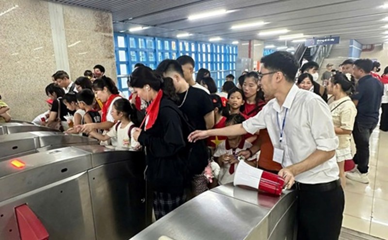 Over 22,000 visitors took the urban railway to watch the parade. Photo: Tuan Khai