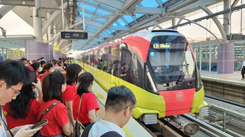 Luong khach di duong sat do thi tang dot bien vao chieu 21.8.2025. Anh: Tuan Khai