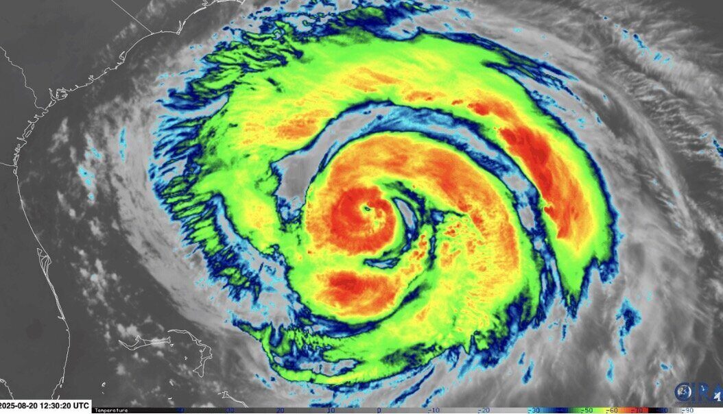 확장된 태풍 에린의 눈. 사진: NOAA