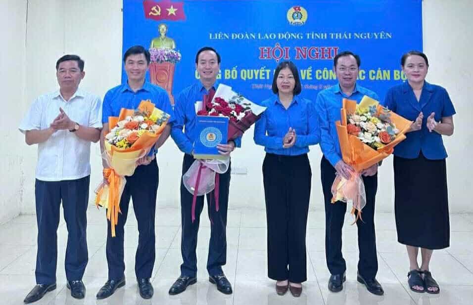 타이응우옌성 노동총연맹은 간부 업무에 관한 결정 발표 회의를 개최했습니다. 사진: 타이응우옌 노동조합