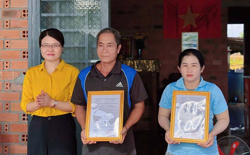 Ms. Nguyen Ngoc Quynh Thu - Vice Chairman of the People's Committee of Ben Cau Commune (Tay Ninh Province) presented the decision to receive the houses to households. Photo: Ben Cau Commune Portal