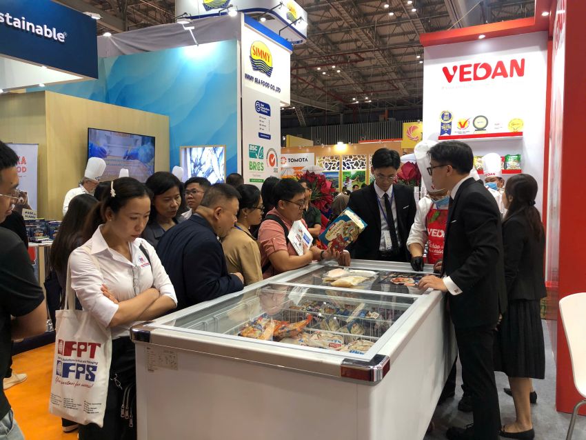 Đông đảo khách hàng tham quan và mua sắm tại gian hàng của VEDAN. Ảnh: VEDAN