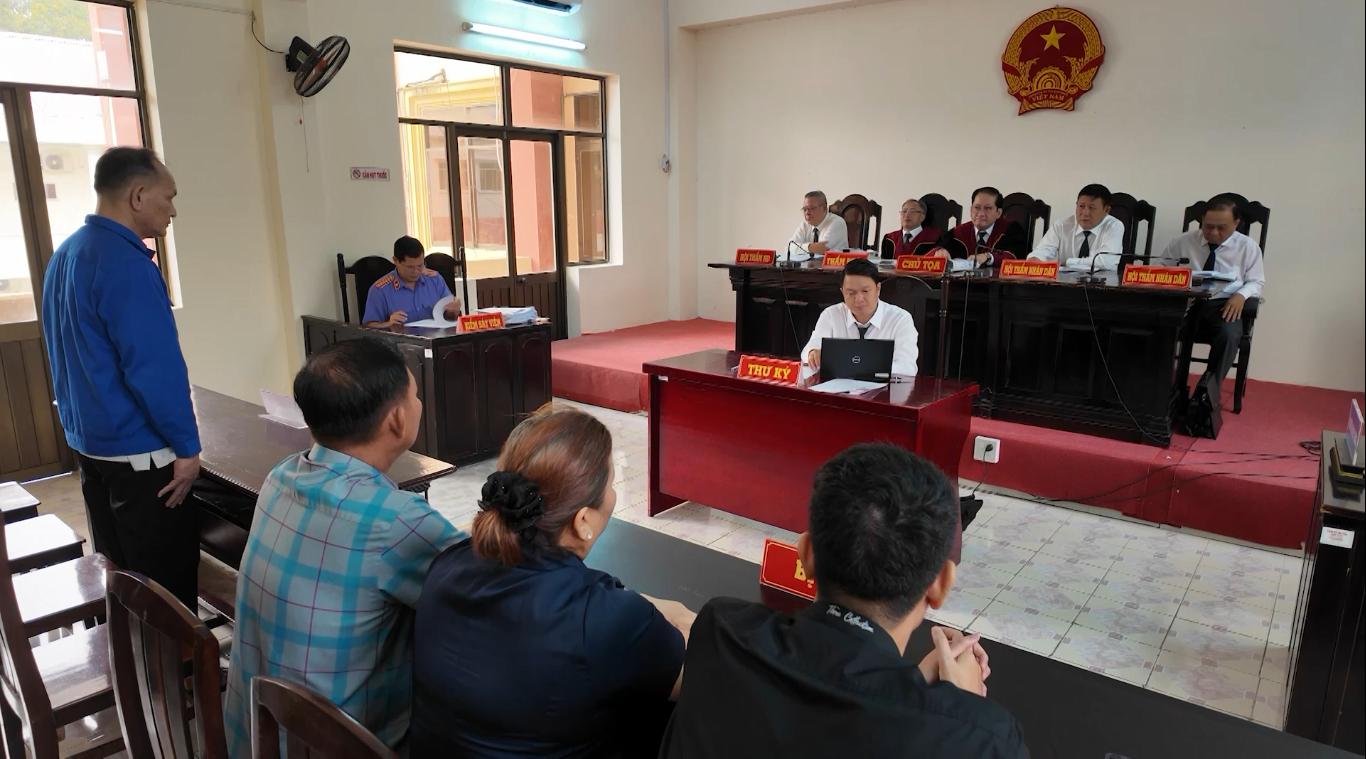 Giangは個人的に使うために多くの人々を騙し、お金をだまし取った.