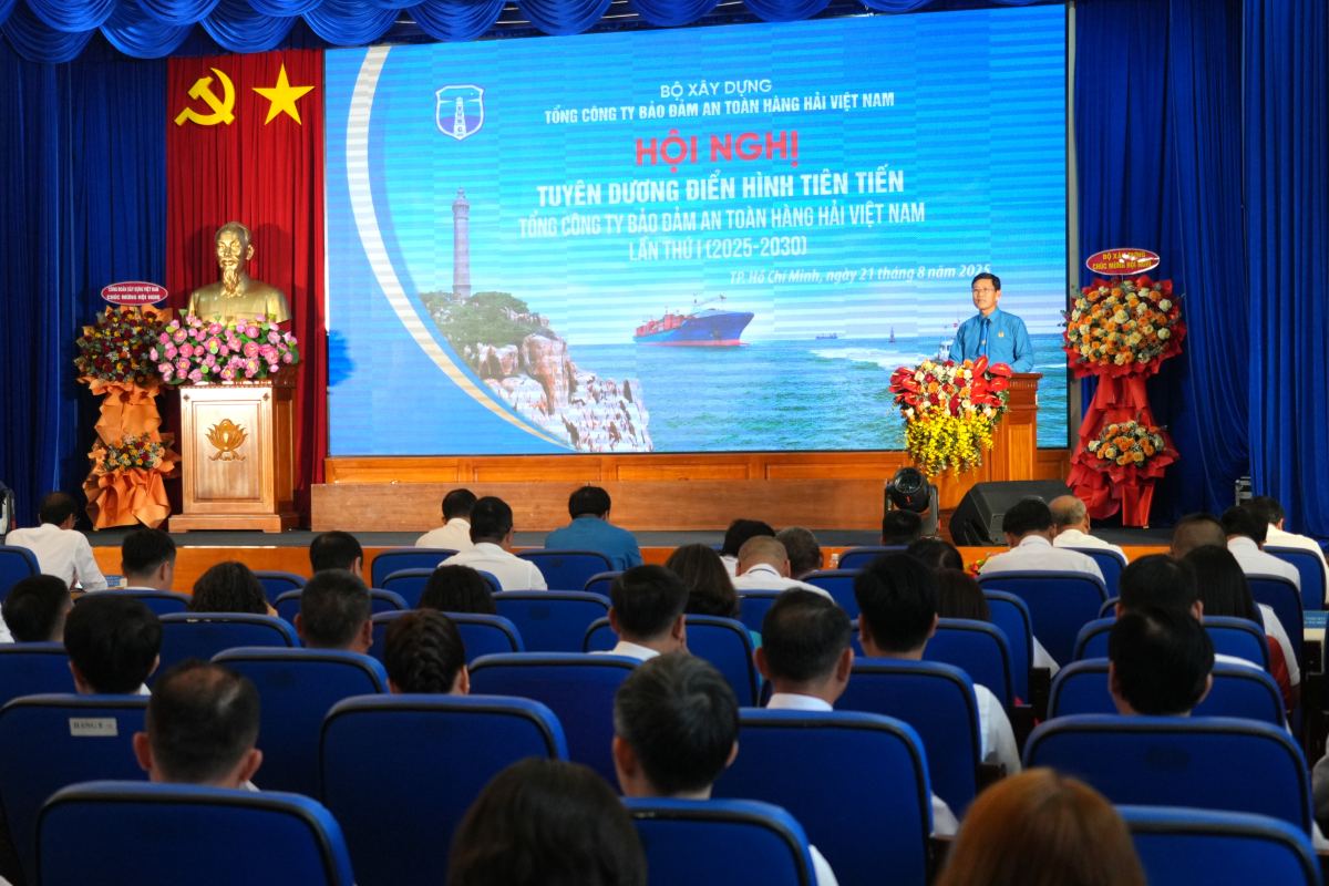 Ong Duong The Nam - Chu tich Cong doan TCT - bao cao ta
