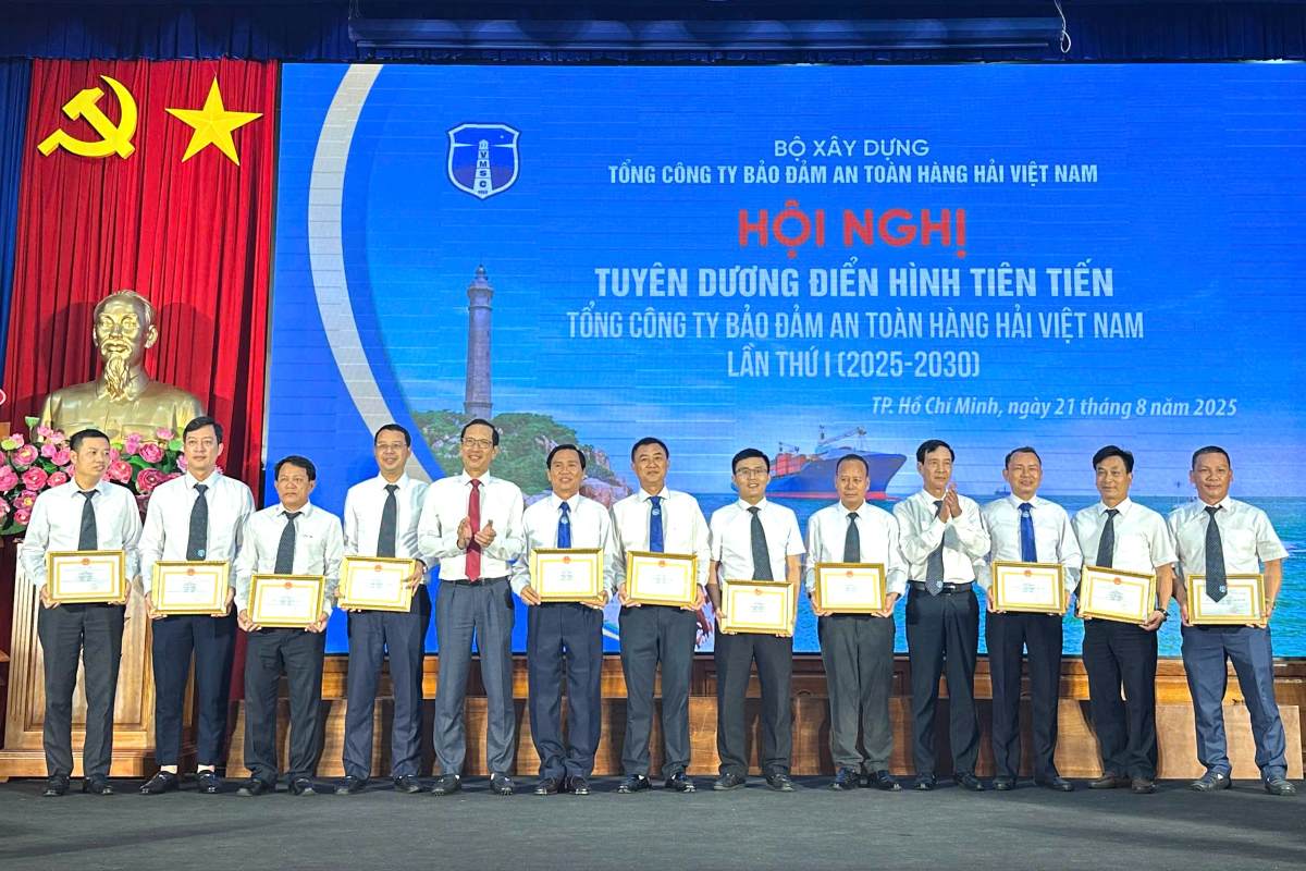 베트남 해상 안전 보장 공사 2020-2025년 경쟁 운동에서 뛰어난 성과를 거둔 개인 및 단체 포상. 사진: 탄 안