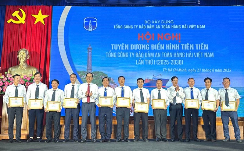 Vietnam Maritime Safety Assurance Corporation rewards individuals and groups with outstanding achievements in emulation movements in the period of 2020-2025. Photo: Thanh An