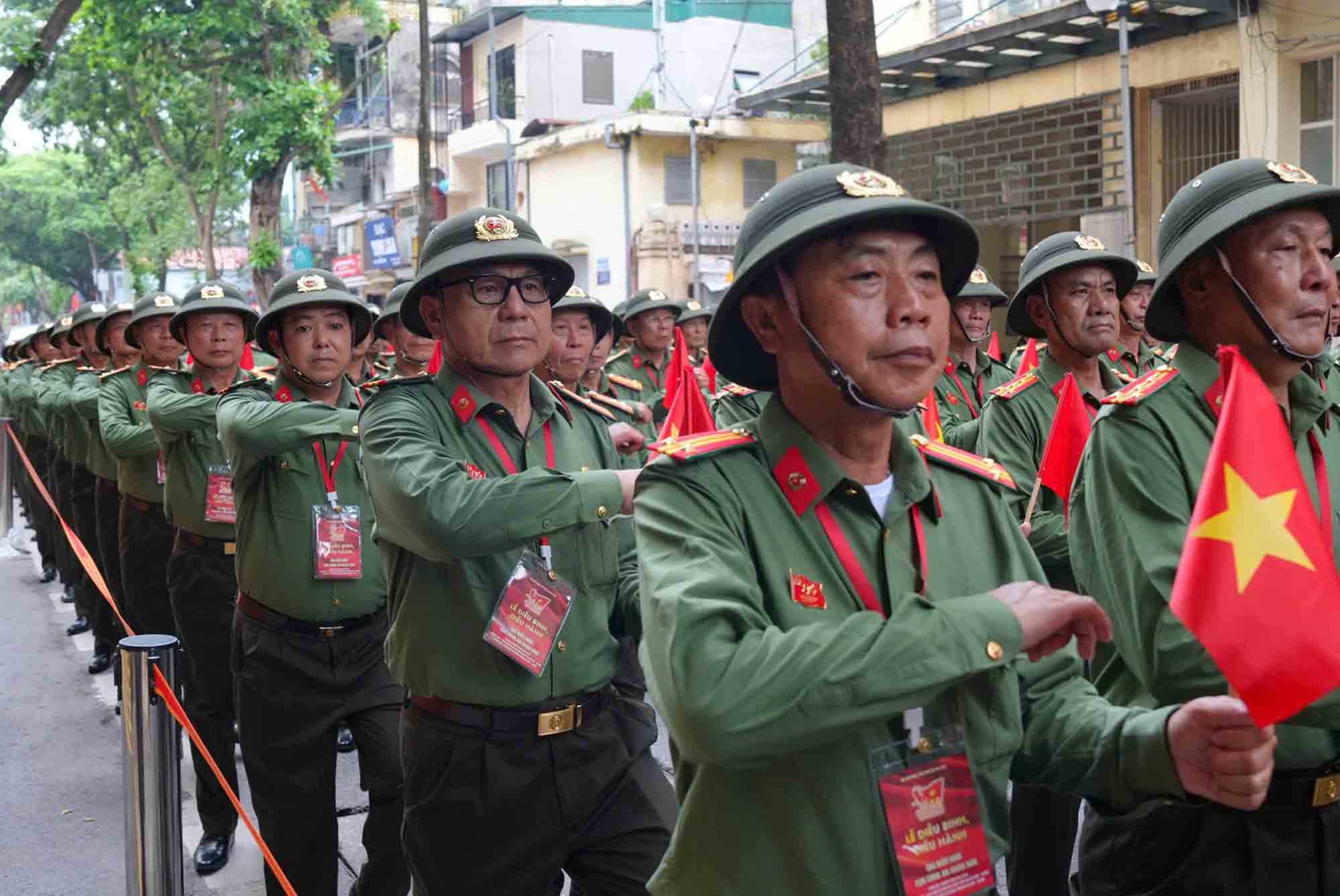 Les anciens combattants et artistes emus et fiers avant l'heure de la synthese de l'entraînement au defile militaire A80