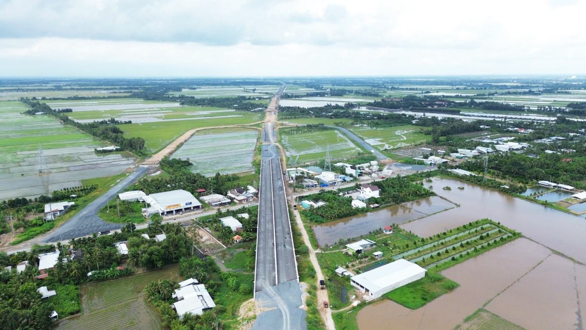 The construction output of the Can Tho - Ca Mau expressway project has reached more than 74% of the plan. Photo: Ta Quang