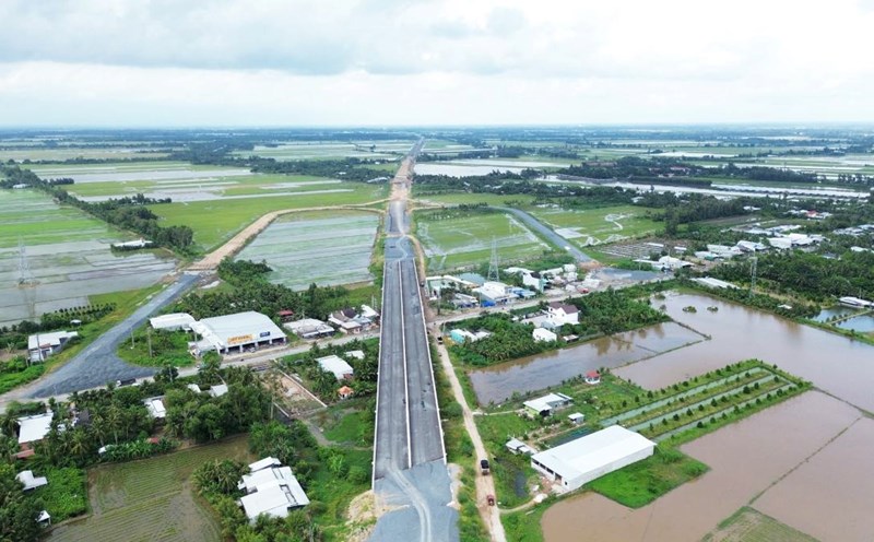 The construction output of the Can Tho - Ca Mau expressway project has reached more than 74% of the plan. Photo: Ta Quang