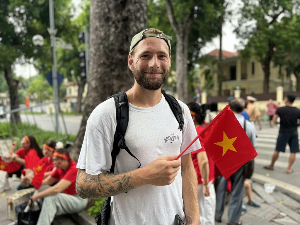 Nam du khach Phap bat ngo truoc khong khi tai Ha Noi dip dai le A80. Anh: Nguyen Dat