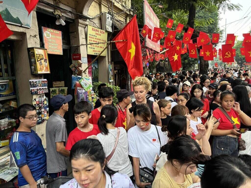 Khach Tay chen chan giua dong nguoi cho xem dieu binh, dieu hanh ky niem 80 nam Quoc khanh 2.9. Anh: Nguyen Dat