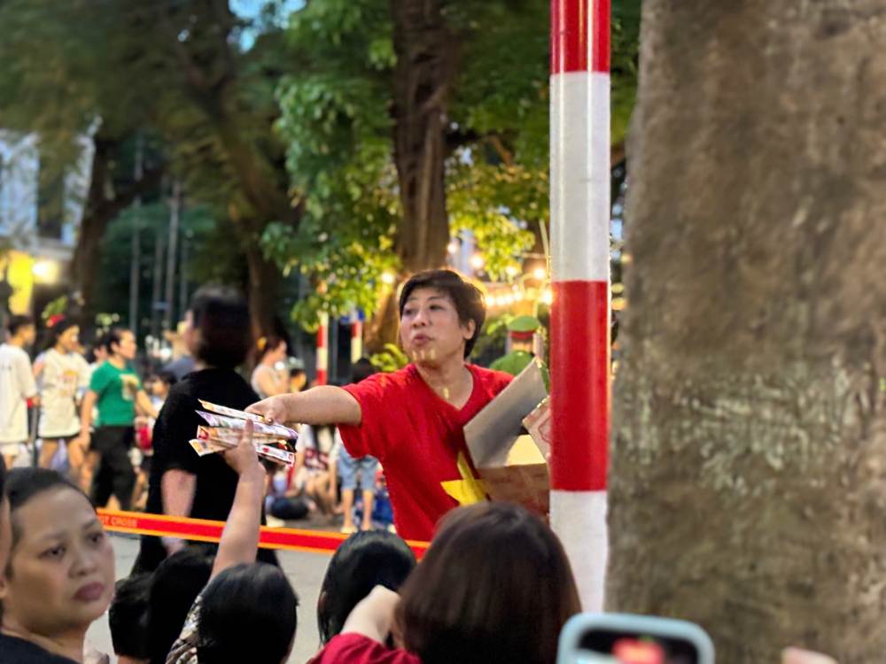 Nhung phan banh, keo, thach va do uong duoc trao tan tay cho nguoi dan di xem tong hop luyen. Anh: Nguyen Dat
