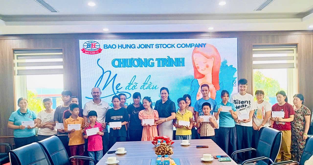 바오흥 주식회사(흥옌성)가 우수 노동자 자녀에게 포상하고 있습니다. 사진: 바오흥 주식회사