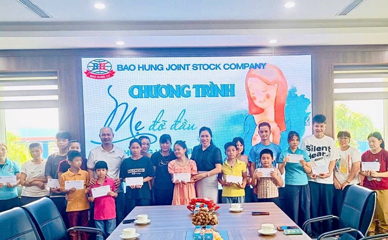 Bao Hung Joint Stock Company (Hung Yen province) rewards the children of good workers. Photo: Bao Hung Joint Stock Company