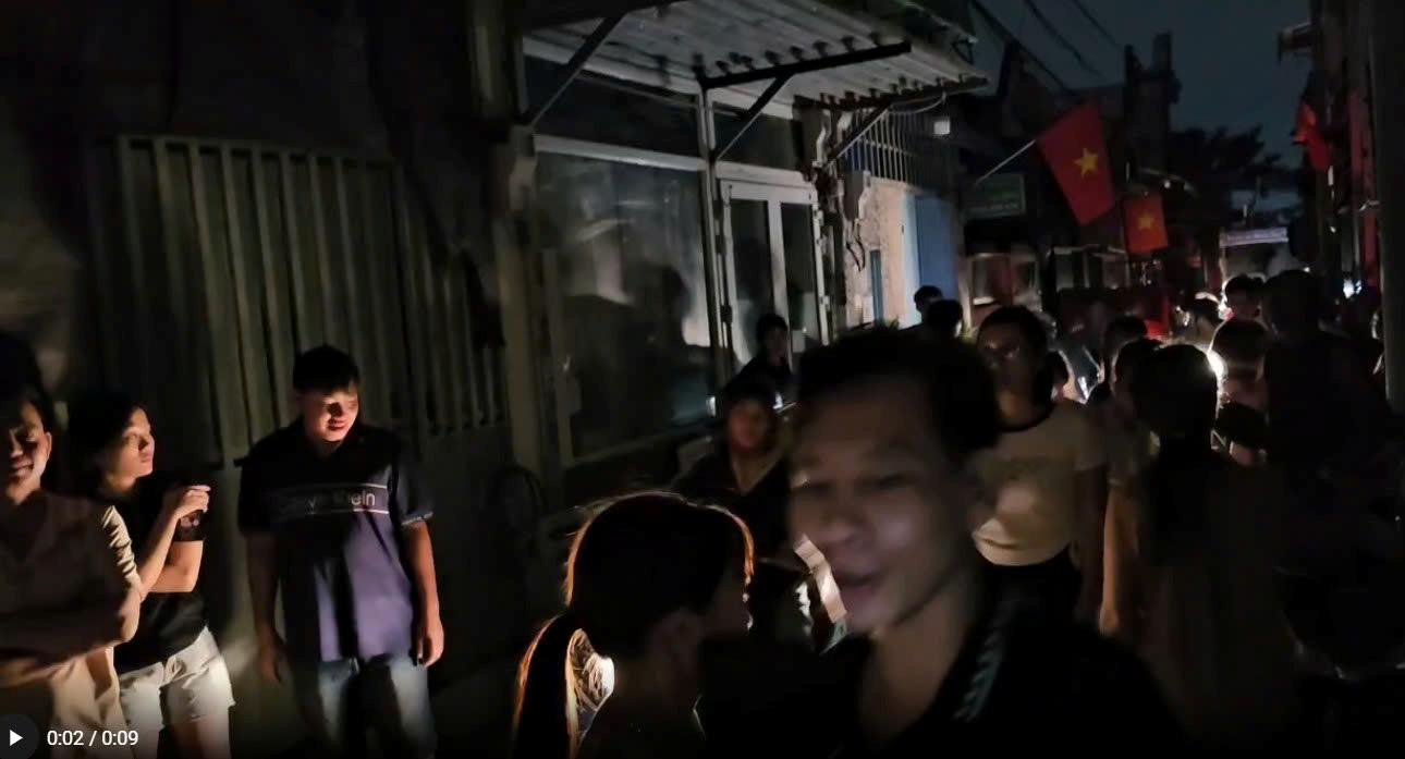 Troi oi nong, khong co dien nguoi dan tran ra cua. Anh: Dinh Trong