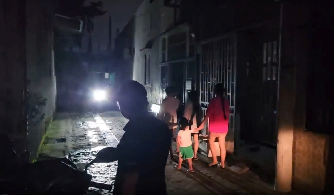 共同住宅地全体で100世帯が停電。写真:ディン・チョン