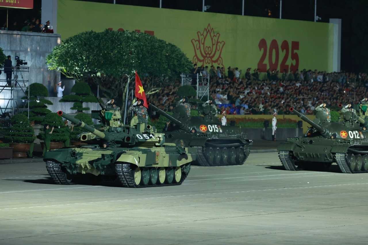 Xe tang T90S - dong xe tang hien dai bac nhat tren the gioi, trang bi phao, sung may phong khong va sung may PKT 7,62mm, xe co uu the hoa luc manh, suc co dong cao, nap dan tu dong, dieu khien hoa luc nhanh, chinh xac. 