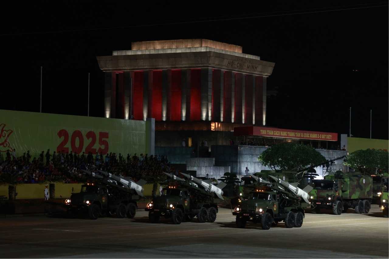 To hop Ten lua phong khong S-125-VT, phien ban do Viet Nam hien dai hoa cua he thong ten lua phong khong S-125M, co kha nang co dong, do tin cay va hieu qua chien dau cao trong moi truong tac chien hien dai.