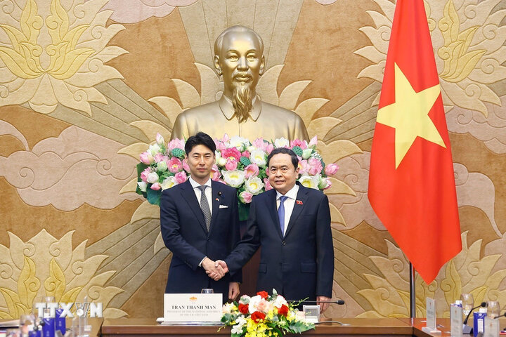 Politburo member and National Assembly Chairman Tran Thanh Man and Head of the Youth Union of the Liberal Democratic Party of Japan (LDP) Nakasone Yasutaka. Photo: VNA