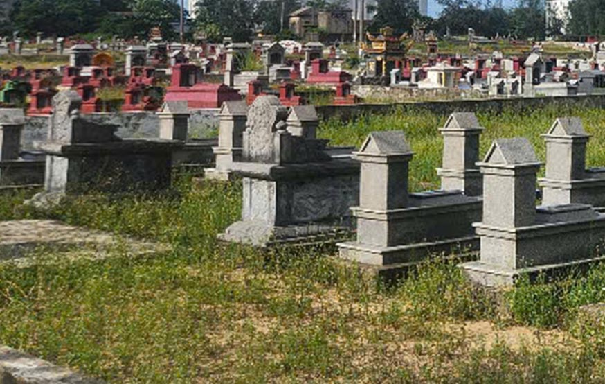 Illustrative photo of the man committing suicide outside the cemetery. Photo: Tran Tuan.
