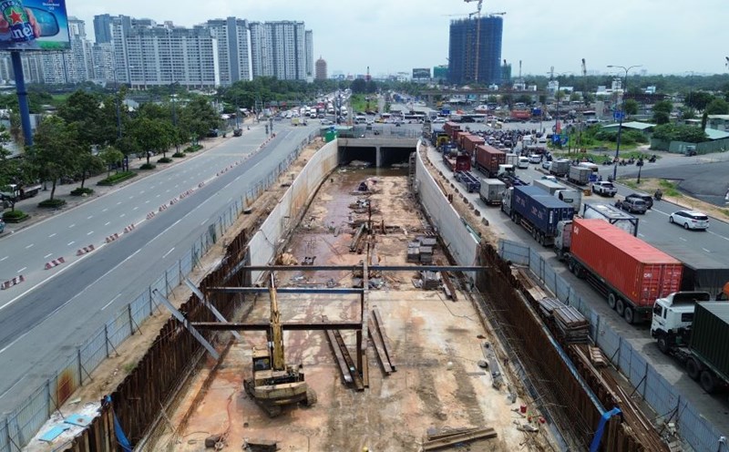 Construction of the HC1-02 underpass under the An Phu intersection project. Photo: Anh Tu
