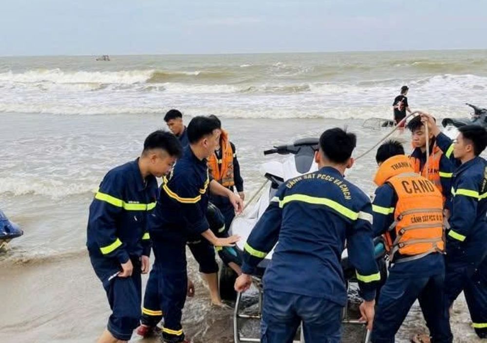 Luc luong chuc nang khan truong trien khai cong tac tim kiem cac nan nhan mat tich. Anh: Cong an Thanh Hoa