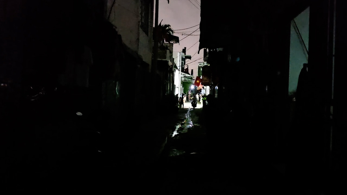 Incendie d'electricite pendant 3 jours consecutifs pres de 100 familles a Ho Chi Minh-Ville vivent dans le noir. Photo : Dinh Trong