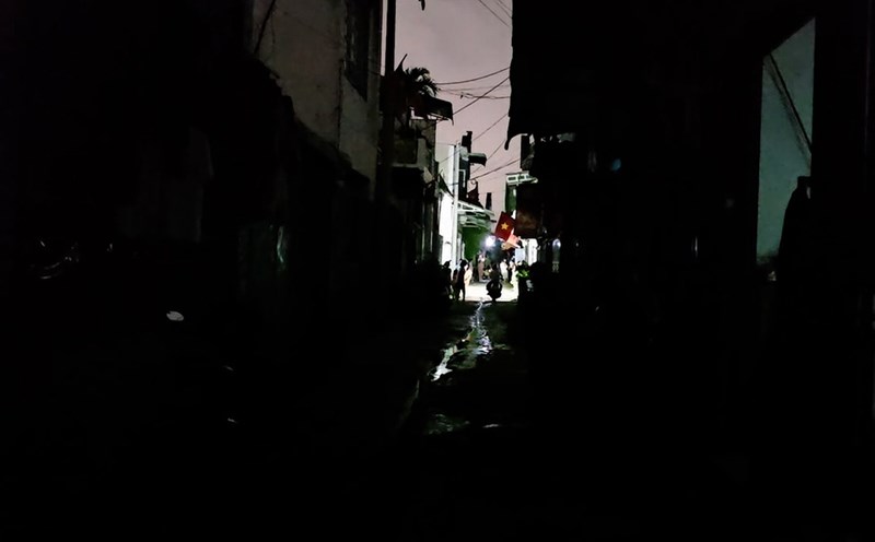 Power outage for 3 consecutive days, nearly 100 families in Ho Chi Minh City live in darkness. Photo: Dinh Trong