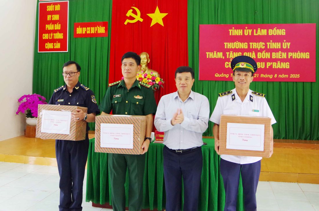 Bi thu Tinh uy Lam Dong Y Thanh Ha Nie Kdam tang qua can bo, chien si cac don vi. Anh: Van Hoan