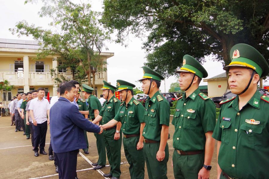 Mr. Y Thanh Ha Nie K dam, Secretary of Lam Dong Provincial Party Committee, visited and encouraged the officers and soldiers of Dak Lao Border Guard Station. Photo: Van Hoan