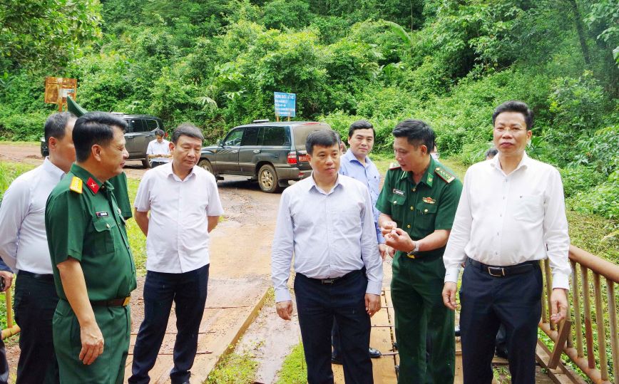 Doan cong tac kiem tra thuc te khu vuc bien gioi. Anh: Van Hoan