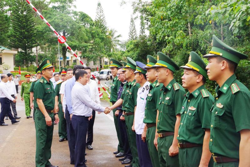 Doan cong tac cua Thuong truc Tinh uy Lam Dong tham luc luong lam nhiem vu tai Tram Cua khau Bu P'rang. Anh: Van Hoan