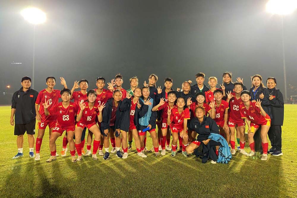 U16 Vietnam women's team celebrates victory in the opening match of the 2025 U16 Southeast Asian tournament. Photo: VFF