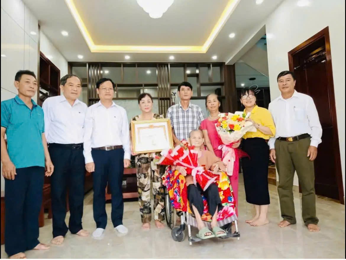 Local leaders and family congratulate Party member Nguyen Thi Thuc (Giai Lac commune, Nghe An province) at the 100th anniversary celebration. Photo: Ngoc Anh