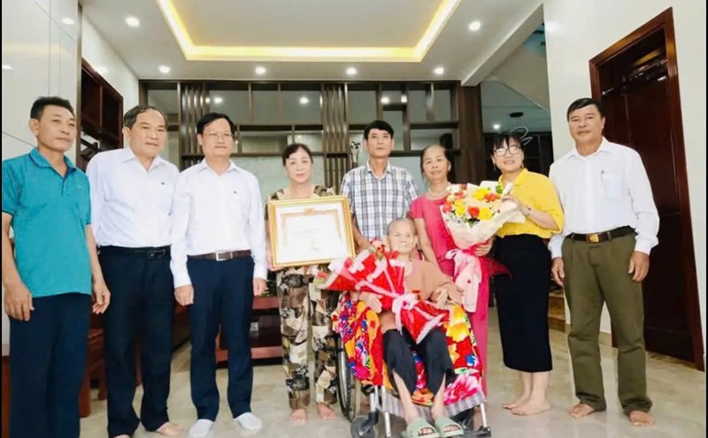 Local leaders and family congratulate Party member Nguyen Thi Thuc (Giai Lac commune, Nghe An province) at the 100th anniversary celebration. Photo: Ngoc Anh
