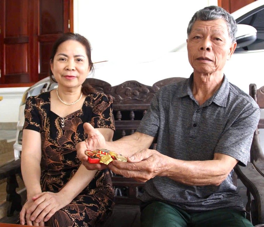 Chi Doan Thi Thai (con gai dau cua cu Thuc) va chong la Duong Lim Long tu hao ve nhung thanh tich cua cu Nguyen Thi Thuc. Anh: Pham Chung