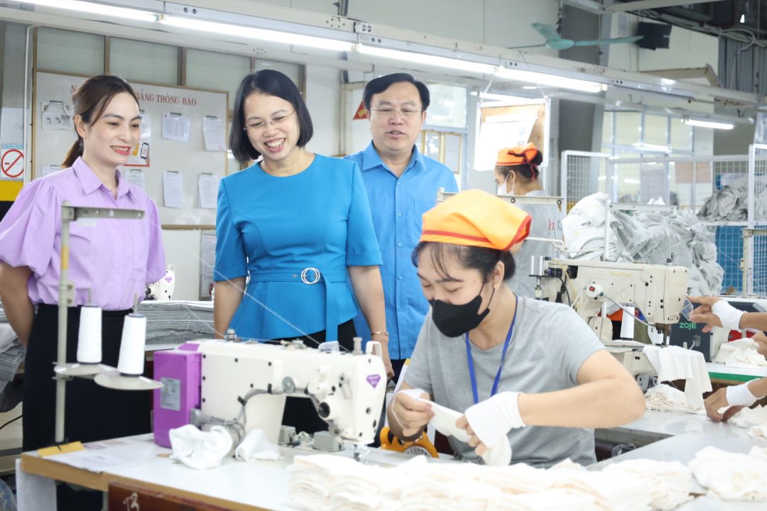 Ba Nguyen Thi Minh Ngoc - Pho Chu tich LDLD tinh tham hoi doan vien, nguoi lao dong. Anh: Quyet Chien