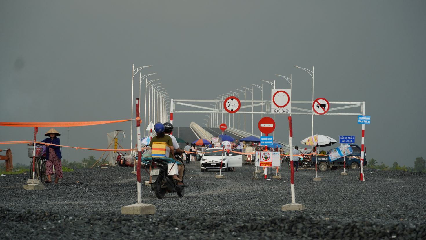 Dù có biển báo cấm, nhiều phương tiện và người dân vẫn ngang nhiên đi vào công trường cầu Đại Ngãi 2 (ảnh chụp chiều 19.8).  Ảnh: Phương Anh