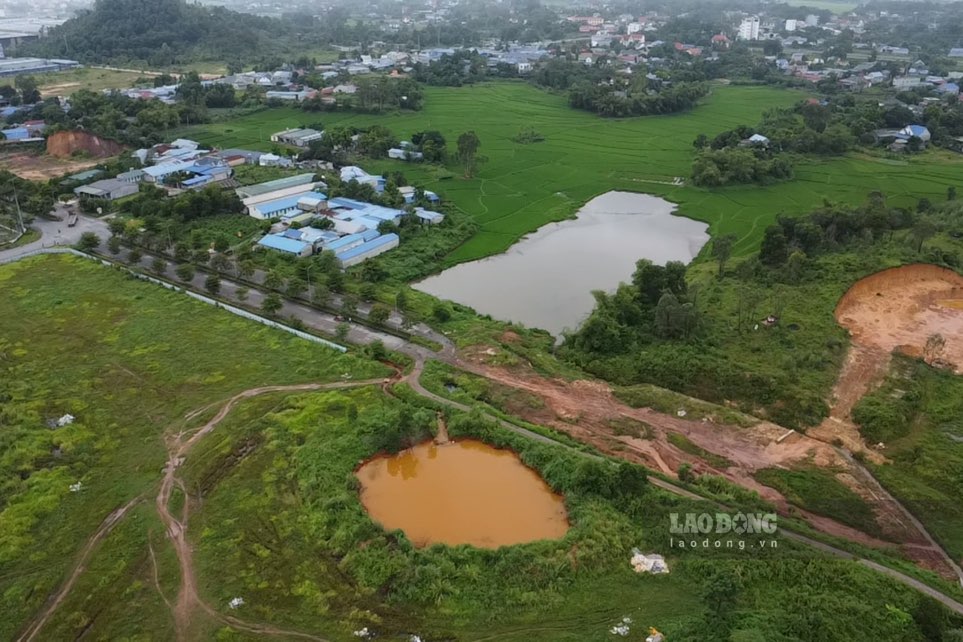 Khu cong nghiep Diem Thuy B nhieu noi van la bai dat trong, co dai moc um tum. Anh: Dang Vu.