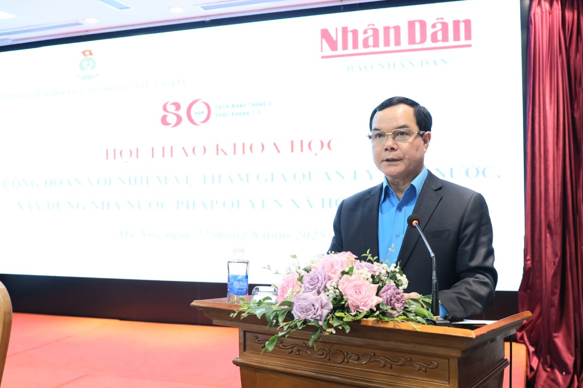 응우옌딘캉 중앙당 위원 베트남 조국전선 중앙위원회 부위원장 베트남 노동총연맹 위원장이 컨퍼런스 기조 연설을 하고 있습니다. 사진: 바오한