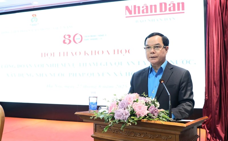 Mr. Nguyen Dinh Khang - Member of the Party Central Committee, Vice Chairman of the Central Committee of the Vietnam Fatherland Front, President of the Vietnam General Confederation of Labor - delivered a speech introducing the workshop. Photo: Bao Han